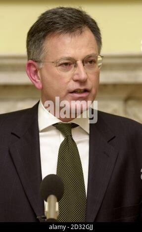 Verkehrsminister Stephen Byers sagt Journalisten auf einer Pressekonferenz in der Downing Street, dass er zurücktritt. Der Minister, der weithin für die Leitung seines Ministerrates kritisiert wurde, sagte, er würde gehen, weil es das Richtige für die Regierung sei. * ... und die Labour Party. 21/9/03: Stephen Byers warnte davor, dass die Labour-Bewegung sich hinter Tony Blair und seinem umstrittenen Reformprogramm für den öffentlichen Dienst versammeln muss, um die Macht zu verlieren. 10/03/2004 : Herr Byers sagte, dass die britische Vergütungskultur Gesundheit und Bildung lähmende, Mittwoch, 10. März 2004. Ansprüche gegen sch Stockfoto