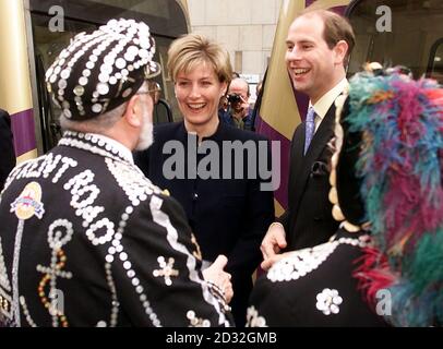 Die Gräfin von Wessex und der Earl of Wessex treffen sich am Bahnhof Canary Wharf in London mit Perlkönigen und Queens. Ein spezieller Docklands Light Railway Zug ist nach der Gräfin benannt und im Rahmen der Queens Golden Jubilee Feiern in Gold gestrichen. * nach einer Namensgebung. Stockfoto