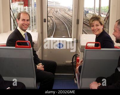 Die Gräfin von Wessex Sophie und der Earl of Wessex sitzen vor der Docklands Light Railway, Canary Wharf, London. * EIN spezieller Docklands Light Railway Zug ist nach der Gräfin benannt und im Rahmen der Queens Golden Jubilee Feiern in Gold gestrichen. * nach einer Namensgebung. Stockfoto