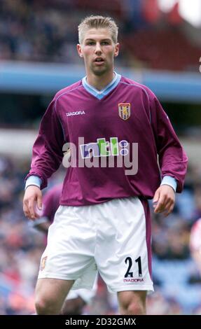 Thomas Hitzlsperger vom Aston Villa Football Club in Aktion während des Spiels zwischen Aston Villa und Southampton im Villa Park. DIESES BILD KANN NUR IM RAHMEN EINER REDAKTIONELLEN FUNKTION VERWENDET WERDEN. KEINE WEBSITE-/INTERNETNUTZUNG, ES SEI DENN, DIE WEBSITE IST BEI DER FOOTBALL ASSOCIATION PREMIER LEAGUE REGISTRIERT. Stockfoto