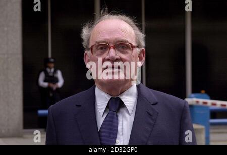 Der ehemalige Metropolitan Police Traffic Officer Peter Tooher, der im Crystal Palace im Süden Londons lebt, steht stolz vor New Scotland Yard. * Herr Tooher war während der Krönung der Königin im Jahr 1953 diensthabend und besuchte das Hauptquartier der Metropolitan Police, um zu sehen, wie ihre Operationen für das Goldene Jubiläum der Königin laufen. Stockfoto