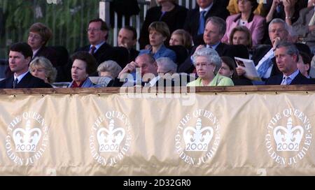 Königin Elizabeth II wird von (L-R) Kommandant Tim Laurence, Prinzessin Royal, Herzog von Edinburgh und Prinz von Wales begleitet, während sie in der Royal Box sitzen, in den Gärten des Buckingham Palace für ein klassisches Konzert, um ihr goldenes Jubiläum zu feiern. * mit Dame Kiri Te Kanawa ist das Prom at the Palace das erste öffentliche Konzert auf dem Gelände des Buckingham Palace und markiert den Beginn eines Feierwochenendes. 12,000 Karten für den Abend wurden per Stimmzettel zugeteilt. Stockfoto