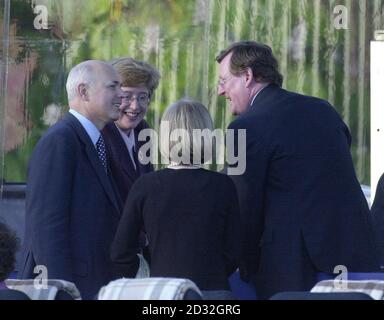 Der erste Minister und Führer der Ulster Unionist Party, David Trimble (rechts), mit seiner Frau Daphne (2. Links), spricht mit dem konservativen Parteivorsitzenden Ian Duncan Smith und seiner Frau Betsy in den Gärten des Buckingham Palace. * während der Teilnahme an einem klassischen Konzert zur Feier des Goldenen Jubiläums der britischen Königin Elizabeth II Mit Dame Kiri Te Kanawa ist das Prom at the Palace das erste öffentliche Konzert auf dem Gelände des Buckingham Palace und markiert den Beginn eines Feierwochenendes. 12,000 Karten für den Abend wurden per Stimmzettel zugeteilt. Stockfoto