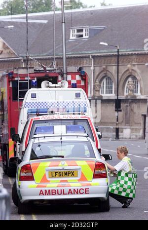 Rettungsfahrzeuge warten in einer Straße am Buckingham Palace in London, während die Ermittlungen fortgesetzt werden, um die Ursache des Brandes am Palast in einer Stabswohnung über der East Gallery im Westflügel zu ermitteln. *... Als das Feuer ausbrach, waren keine Mitglieder der königlichen Familie anwesend. Die Party im Palast - eine der Veranstaltungen zur Feier des Goldenen Jubiläums der britischen Königin Elizabeth II - geht wie geplant weiter. Stockfoto