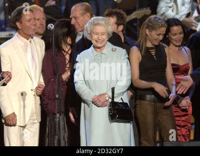 Nach dem zweiten Konzert zum Gedenken an das Goldene Jubiläum der britischen Königin Elizabeth II. Trifft die britische Königin Elizabeth II. Auf der Bühne in den Gärten des Buckingham Palace auf Künstler * rund 12,000 Karten wurden per Stimmzettel für die Partei im Palast verteilt, und zehntausende weitere versammelten sich draußen, um die Musik zu genießen. Später züntete die Königin ein Leuchtfeuer an und beobachtete ein Feuerwerk. Am Dienstag wird sie zu einem Dankesdienst zu den St. Paul's reisen. Stockfoto