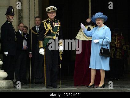 Königin Elizabeth II winkt zu den Wellwishern, als sie in der St. Paul's Cathedral für einen Gottesdienst zum Erntedankfest ankommt, um ihr goldenes Jubiläum zu feiern. Sie und ihr Mann, der Herzog von Edinburgh, waren im Gold Sate Coach vom Buckingham Palace angereist. * ... zum ersten Mal für König George III im Jahr 1762 gebaut. Später, nach dem Mittagessen in Guildhall in der City of London, wird sie eine Parade und Karneval entlang der Mall beobachten. Am Montagabend versammelten sich mehr als eine Million Menschen im Zentrum Londons, um das Konzert der Party im Palast zu hören und ein spektakuläres Feuerwerk zu sehen. Stockfoto