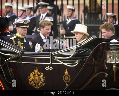 Der Herzog von York (links), Prinz William, Prinzessin Beatrice und Prinz Harry (rechts) fahren in einer Kutsche, während die britische Königin Elizabeth II. Im Gold State Bus vom Buckingham Palace zur St. Paul's Cathedral fährt, um Thanksgiving zu feiern, um ihr goldenes Jubiläum zu feiern. * der Wagen wurde 1762 für König Georg III. Gebaut und wurde nur zweimal von der Königin benutzt - für ihre Krönung und ihr Silbernes Jubiläum. Später, nach dem Mittagessen in Guildhall in der City of London, wird sie eine Parade und Karneval entlang der Mall beobachten. Am Montagabend versammelten sich mehr als eine Million Menschen in Centra Stockfoto