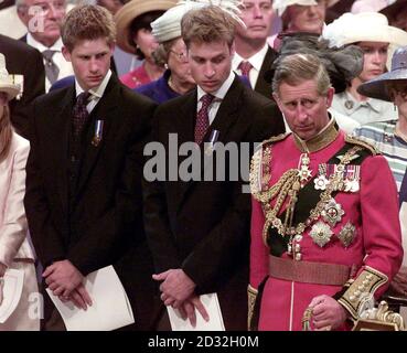 (Von L-R) Prinz Harry, Prinz William und Prinz Charles, in St. Paul's Cathedral während eines Feiertags zur Feier des Goldenen Jubiläums der Königin. Sie und ihr Mann, der Herzog von Edinburgh, waren im Gold State Coach vom Buckingham Palace angereist. * ... zum ersten Mal für König George III im Jahr 1762 gebaut. Später, nach dem Mittagessen in Guildhall in der City of London, wird sie eine Parade und Karneval entlang der Mall beobachten. Am Montagabend versammelten sich mehr als eine Million Menschen im Zentrum Londons, um das Konzert der Party im Palast zu hören und ein spektakuläres Feuerwerk zu sehen. Stockfoto