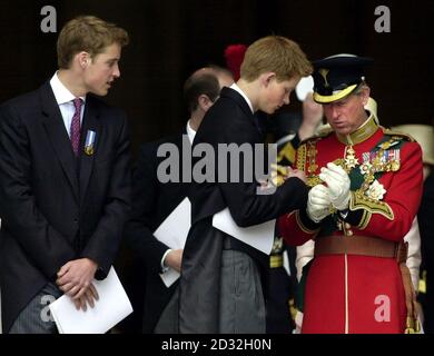 Prinz Williams beobachtet, wie sein Bruder, Prinz Harry, seinem Vater, dem Prinzen von Wales, hilft, seine Handschuhe anzupassen, während sie St. Paul's Cathedral nach einem Gottesdienst mit Thanksgiving verlassen, um zum Goldenen Jubiläum der britischen Königin Elizabeth II. Zu feiern * später, nach dem Mittagessen in Guildhall in der City of London, wird die Queen eine Parade und Karneval entlang der Mall beobachten. Am Montagabend versammelten sich mehr als eine Million Menschen im Zentrum Londons, um das Konzert der Party im Palast zu hören und ein spektakuläres Feuerwerk zu sehen. Stockfoto