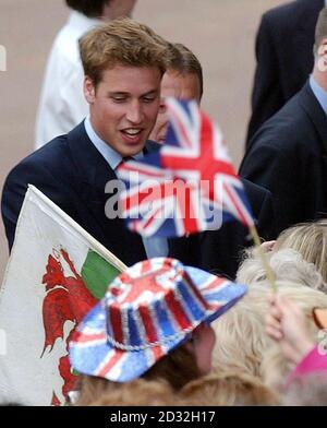 Prinz William begrüßt in der Mall, dem Buckingham Palace, nach einem Gottesdienst zur Feier des Goldenen Jubilee der Königin, der in der St. Paul's Cathedral stattgefunden hatte, gute Gratulanten. Stockfoto