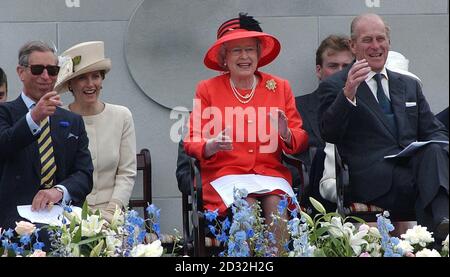 Königin Elizabeth II lacht mit ihrem Mann, dem Herzog von Edinburgh, dem ältesten Sohn, Prinz Charles, der Schwiegertochter, Sophie, der Gräfin von Wessex und anderen Mitgliedern der königlichen Familie, während sie eine Parade in der Mall im Rahmen der Feierlichkeiten zum Goldenen Jubiläum beobachten. *... der britischen Königin Elizabeth II. Früher war die Königin zu St. Paul's Cathedral für einen Dankgottesdienst gereist und besuchte ein Bankett zu ihren Ehren in Guildhall. Die Parade, die mehr als drei Stunden dauerte, umfasste Bands vom Notting Hill Carnival, Freiwilligendienst, Kinder vom Chicken Shed Theatre Stockfoto