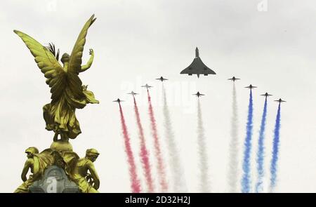 Die Red Arrows und Concorde fliegen über das Queen Victoria Memorial vor dem Buckingham Palace, während sie an der RAF vorbeifliegen. Stockfoto