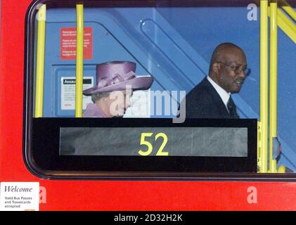 Queen Elizabeth II geht durch einen Doppeldeckerbus mit Fahrer Eugene Collymore in der Busgarage Willesden, North London. Die Königin sah die Garage, weil sie ihr 100-jähriges Bestehen feiert und 1902 für Pferdebusse gebaut wurde. *... Sie wollte sich auch persönlich bei den Fahrern bedanken, die ihr Wochenende aufgegeben haben, um Passagiere zu den Jubiläumsfeiern im Zentrum von London zu transportieren. Stockfoto