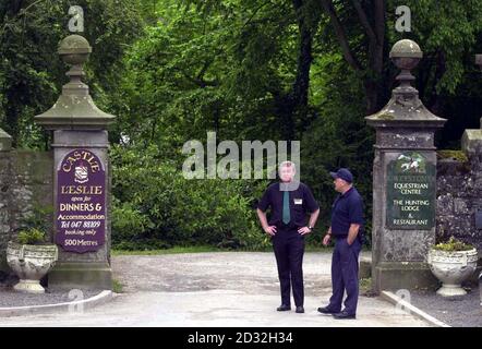 Sicherheitskräfte vor Castle Leslie in der Grafschaft Monaghan, Republik Irland, wo der ehemalige Beatle Paul McCartney gemunkelt wird, Heather Mills zu heiraten. *... Aber Sir Paul hat die Medien immer wieder raten lassen und sich geweigert, Ort und Datum zu nennen. Einige Kolumnisten glauben, dass die Veranstaltung in Amerika stattfinden könnte. * 07/06/2002: Die Leute eines winzigen irischen Dorfes sahen zu und warteten darauf, ob eine SHOWBIZ-Extravaganz vor ihrer Haustür explodieren würde, als Sir Paul McCartney mit Heather Mills vermählte. Nach mehreren Tagen fieberhaften Treiben rund um Castle Leslie in Glaslough, County Monaghan, waren es Einheimische Stockfoto