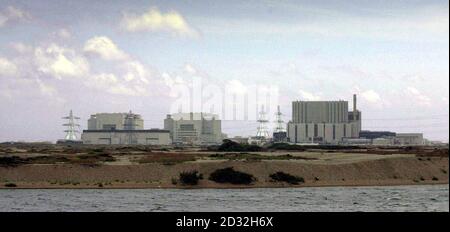 Dungeness Kraftwerk in Kent, wo der 50 Tonnen Stahlkolben bestimmt war, als er mit einem 40 Fuß langen Tieflader auf dem Brenzett Bahnübergang in Brookland, nahe New Romney, um 8.40 Uhr zusammenprallte. * der Kolben wurde vom Bahnhof Willesden im Norden Londons abgeholt und nach Dungeness, EINEM Kernkraftwerk, transportiert, wo er mit bis zu fünf Tonnen radioaktiv abgebrannter Uranbrennstäbe gefüllt werden sollte. Der Zug sollte dann das Material zurück nach Sellafield in Cumbria zur Wiederaufbereitung bringen. Stockfoto