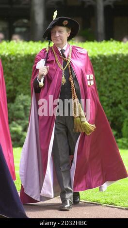 Black Rod, Sir Michael Willcocks, geht in der Prozession zur St. George's Chapel. Windsor, um an der Zeremonie des Strumpfordens teilzunehmen, bei der die britische Königin Elisabeth II. Ihren zweiten Cousin, König Harald von Norwegen, als Ritter des Gewänders einstellte. * Sir Michael, ein hochrangiger Beamter im Palast von Westminster, war im Mittelpunkt des fortdauernden Rudes über die Rolle des Premierministers im Staat der Königin-Mutter, der in diesem Jahr liegt Stockfoto