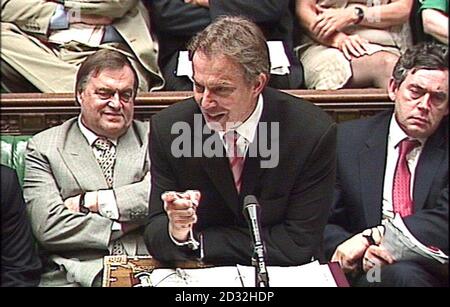 Der stellvertretende Premierminister John Prescott (links) und Kanzler Goton Brown (rechts) hören zu, während der britische Premierminister Tony Blair Fragen von Abgeordneten des Unterhauses beantwortet. Stockfoto