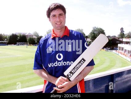 Essex Batsman Ronnie Irani auf dem Gelände des Essex County in Chelmsford, Essex. Irani wurde in die England One Day Kader für die bevorstehende NatWest Series 2002 zwischen England, Indien und Sri Lanka aufgenommen. Stockfoto
