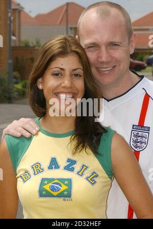 Der Engländer Gareth Godwin, 36, und die Brasilianerin Paula McGrory, 26, heiraten am Freitag, nur wenige Stunden nach dem Viertelfinale der Fußball-Weltmeisterschaft England gegen Brasilien. * das Ehepaar aus Ingleby Barwick, nahe Stockton, Teesside, hatte vor mehr als einem Jahr ihre Hochzeit gebucht, als an die Weltmeisterschaft nicht gedacht wurde. Stockfoto