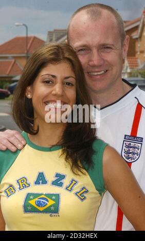 Der Engländer Gareth Godwin, 36, und die Brasilianerin Paula McGrory, 26, heiraten am Freitag, nur wenige Stunden nach dem Viertelfinale der Fußball-Weltmeisterschaft England gegen Brasilien. * das Ehepaar aus Ingleby Barwick bei Stockton, Teesside, hat vor mehr als einem Jahr ihre Hochzeit gebucht, als nicht an die WM gedacht wurde. Stockfoto