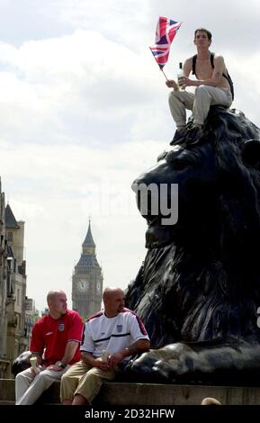 Englische Fußballfans auf dem Trafalgar Square im Zentrum von London, nachdem sie bei den Viertelfinalen der Weltmeisterschaft 2-1 gegen Brasilien verloren haben. * das Spiel, gespielt im japanischen Stadion ecopa in Shizuoka, war das erste Mal, dass die beiden Teams in der Weltmeisterschaft getroffen haben, seit Brasilien 1-0 Niederlage von England in der berüchtigten mexikanischen Weltmeisterschaft von 1970. Stockfoto