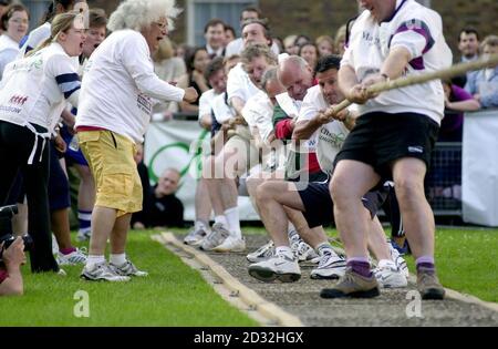 Das 15. Macmillan Cancer Relief House of Lords (im Bild) versus das House of Commons während des Tauschkriegs am College Green gegenüber dem Houses of Parliament im Zentrum von London. *das Unterhaus gewann das Spiel 2-0 trotz Lord Coes (2. Rechts) tapferen Bemühungen für die Lords mit Geld, das von der Veranstaltung gesammelt wurde, um Macmillan Cancer Relief zu helfen, Menschen mit Krebs im ganzen Vereinigten Königreich zu unterstützen. Stockfoto