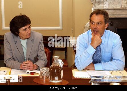 Premierminister Tony Blair (Mitte) mit Bildungsministerin Estelle Morris (links) bei einem Treffen mit Bildungsleitern im Kabinettsaal in der Downing Street 10, London. *der Premierminister sagte den versammelten Leitern und den Verantwortlichen der Rathausbildung, dass es einige ernsthafte Probleme gibt, die wir seit einiger Zeit im Hinblick auf das Verhalten der Schüler und die Schuldisziplin kennen. Stockfoto