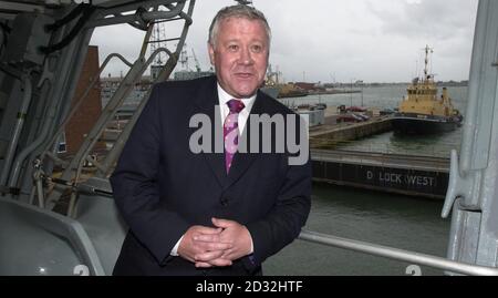 Verteidigungsminister Adam Ingram an Bord der HMS Ark Royal in Portsmouth, während der Bekanntgabe von Stützpunkten für die neuen Marineschiffe. Portsmouth wird die Heimat der nächsten Generation der Superflugzeuge der Royal Navy sein, der Armed Forces'. * die beiden neuen Schiffe, die ab 2012 in Betrieb sein sollen, werden auf dem Marinestützpunkt Hampshire ihren Sitz haben. Stockfoto