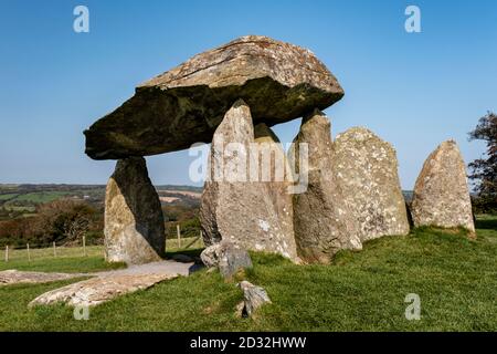 Pentre Ifan Burial Chamber, eines der schönsten Megaliths auf einem Hügel in Wales, mit einem gigantischen 15-Tonnen-Capstone, dem Pembrokeshire Coast National Park. Stockfoto