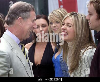 Der Prinz von Wales trifft auf Cat Deeley (zweite rechts) und Liz McClarnon (Mitte) von Atomic Kitten während der Capital Radio Party im Park am Hyde Park in London. Stockfoto