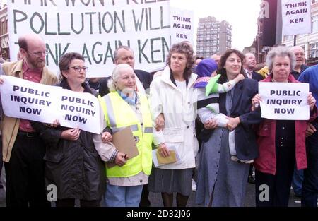 Die Labour-Abgeordnete Kate Hoey (Mitte rechts) steht an der Kennington Road, London, neben den Anwohnern als Teil einer Demonstration gegen die Einführung einer neuen Grenze der Staugebühren-Zone. * die Straße wird den ganzen Verkehr tragen, der versuchen wird, 5 pro Tag zu bezahlen, um nach Nord Lambeth zu reisen. Stockfoto