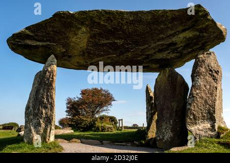 Pentre Ifan Burial Chamber, eines der schönsten Megaliths auf einem Hügel in Wales, mit einem gigantischen 15-Tonnen-Capstone, dem Pembrokeshire Coast National Park. Stockfoto