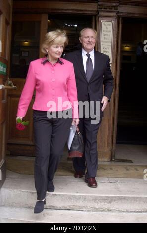 Der ehemalige Labour-Parteivorsitzende Neil Kinnock verlässt mit seiner Frau Glenys die methodistische Central Hall in London nach einem Gedenktreffen für Baroness Barbara Castle of Blackburn. Der ehemalige Minister des Arbeitskabinetts und der legendäre Feuerbrand starben im Mai im Alter von 91 Jahren. Stockfoto