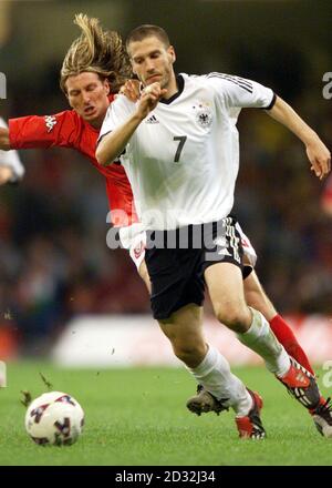 Torsten Frings beim Freundschaftsspiel Deutschland gegen Wales im Millennium-Stadion. Stockfoto