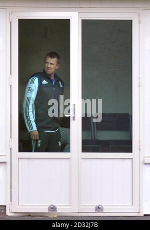 Englands verletzter Spin Bowler Graeme Swann schaut aus dem Umkleidekabinen-Fenster, während der erste Tag des ersten Tests an der University Oval, Dunedin, Neuseeland, mit Regenverzögerungen gespielt wird. Stockfoto