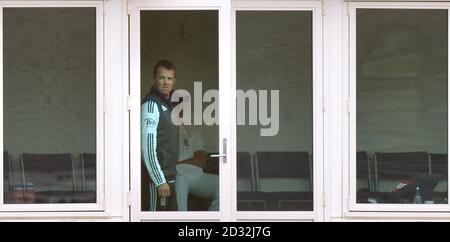 Englands verletzter Spin Bowler Graeme Swann schaut aus dem Umkleidekabinen-Fenster, während der erste Tag des ersten Tests an der University Oval, Dunedin, Neuseeland, mit Regenverzögerungen gespielt wird. Stockfoto