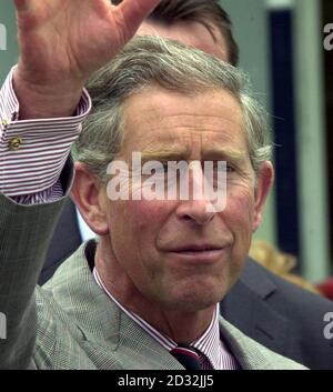 Der Prinz von Wales setzte seine traditionelle Sommertour durch Wales mit einem Besuch eines elisabethanischen Stadthauses fort. Er wurde von einer jubelnden Menge begrüßt, als er in der historischen Stadt Conway ankam, nachdem er mit dem Hubschrauber für die letzte Etappe seines dreitägigen Ausflugs eingeflogen war. * 22/11/02: Der Prinz von Wales bereist das Fürstentum auf einer Tagestour, die junge Bauern, Freiwillige und ratsführer treffen wird. Der königliche Besuch beginnt auf einer Farm in Llanvetherine, in der Nähe von Abergavenny, wo die Jungbauern Gary Yeomans und Jessica Rumsey eine 100 Milchziegen halten, nachdem sie sich in Ziegenmilch PR diversifiziert haben Stockfoto