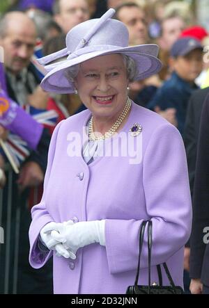 Britains Königin Elizabeth II. Während ihres Besuchs auf dem Exchange Square in Manchester. Stockfoto