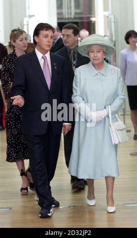 Sir Paul McCartney zeigt mit seiner Frau Heather Mills seine Gemälde der britischen Königin Elizabeth II. Bei einem Besuch in der Walker Art Gallery in Liverpool, wo er eine Ausstellung zeigt. *...früher hatte die Queen Liverpools John Lennon Airport eröffnet, als sie ihre Jubilee-Tour durch den Nordwesten fortsetzte und später sollte sie die Commonwealth Games in Manchester eröffnen. Stockfoto