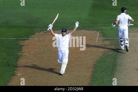 Der Engländer Jonathan Trott (links) feiert den 100. Rang, der am ersten Tag des zweiten Testmatches im Hawkins Basin Reserve, Wellington, Neuseeland, nicht erreicht wurde. Stockfoto