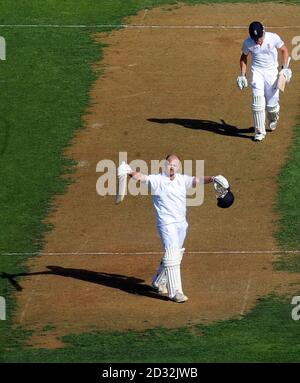 Der Engländer Jonathan Trott (links) feiert den 100. Rang, der am ersten Tag des zweiten Testmatches im Hawkins Basin Reserve, Wellington, Neuseeland, nicht erreicht wurde. Stockfoto