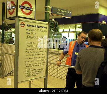 Die Szene an der U-Bahnstation Kings Cross. Große Teile der Londoner U-Bahn wurden geschlossen und eine Reihe von Stationen wegen Überschwemmungen geschlossen, nachdem heftige Regenfälle die Hauptstadt getroffen hatten. * Liverpool Street und Willesden Green Bahnhöfe waren geschlossen, haben aber jetzt wieder geöffnet, aber King's Cross, Green Park, Chalk Farm, Kilburn und Swiss Cottage blieben wegen Überschwemmungen geschlossen. Stockfoto