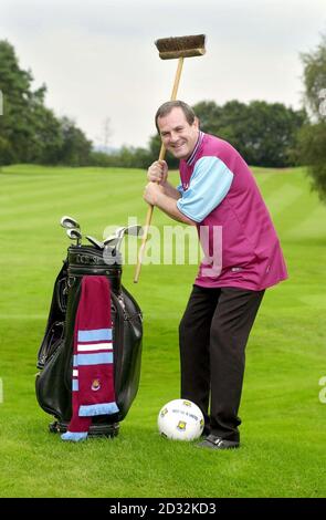 Lotteriegewinner Michael Liddy, 42, und seine Partnerin Susan Karby, 37, feiern auf dem Gelände des Moor Park Golf Club, Hertfordshire. Michael gewann einen 4,932,599, Anteil des Lotto-Rollover-Jackpot. Stockfoto