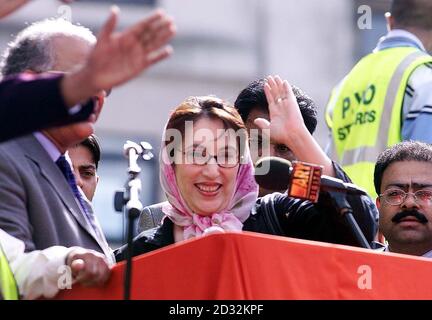 Der ehemalige pakistanische Premierminister Benazir Bhutto während ihrer Rede auf einer Kundgebung auf dem Londoner Trafalgar Square. Bhutto verurteilte heute den militärischen Herrscher ihres Landes Präsident Pervez Musharraf und forderte Freiheit für das Volk. * vor einer Kundgebung von Anhängern ihrer Pakistanischen Volkspartei kündigte sie auch offiziell den Beginn ihrer Kampagne an, um die für Oktober geplanten Wahlen anzufechten. Stockfoto