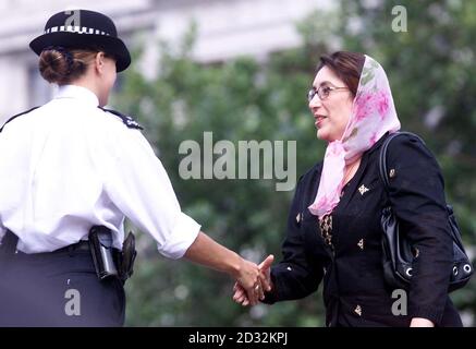 Der ehemalige pakistanische Premierminister Benazir Bhutto kommt zu einer Rede auf einer Kundgebung auf dem Londoner Trafalgar Square. Bhutto verurteilte heute den militärischen Herrscher ihres Landes Präsident Pervez Musharraf und forderte Freiheit für das Volk. * vor einer Kundgebung von Anhängern ihrer Pakistanischen Volkspartei kündigte sie auch offiziell den Beginn ihrer Kampagne an, um die für Oktober geplanten Wahlen anzufechten. Stockfoto