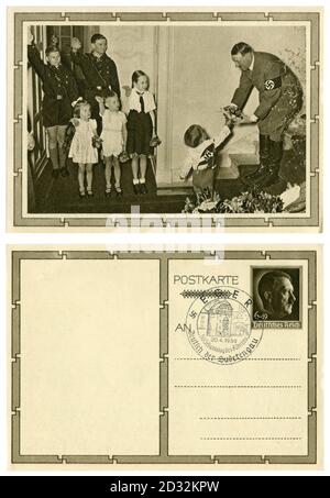 Deutsche historische Postkarte: Adolf Hitlers 50. Geburtstag. Er erhält einen Blumenstrauß von den jüngsten von Goebbels' 6 Kindern, Deutschland, 1939 Stockfoto