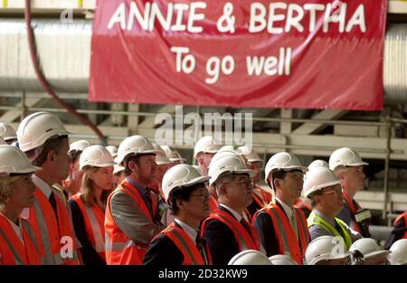 Die Mitarbeiter des Channel Tunnel Rail Link (CTRL) versammeln sich, um zu sehen, wie "Annie" (Maschine im Hintergrund), eine der beiden Tunnelbohrmaschinen, die Arbeiten am Tunnel an einem der derzeit im Bau befindlichen Standorte als neuer internationaler Bahnhof in Stratford beginnt. * die beiden Bohrmaschinen werden auf der 17,5 km langen Strecke von Stratford nach St. Pancras im Zentrum von London arbeiten, wobei Annies Schwester Bertha in sechs Wochen starten wird. Stockfoto