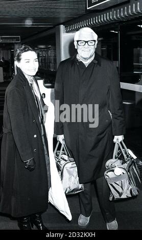 Der in Bristol geborene Filmschauspieler Cary Grant mit seiner Frau Barbara am Flughafen Heathrow, London, bevor er nach Nizza zum Monte Carlo Circus flog, einer jährlichen Veranstaltung, die von Prince Ranier organisiert wird. Stockfoto