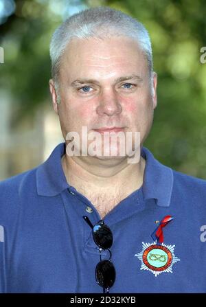 Rob Foster, 46, von der Tamworth Fire Station in Staffordshire, sagte während einer Feuerwehrkundgebung in Westminster, im Zentrum von London, dass sich die Stelle seit seiner Anstellung als Feuerwehrmann im Jahr 1979 erheblich geändert habe. * Er sagte: "Es ist jetzt viel technischer. Es ist nicht nur Wasser spritzen. Wir befassen uns mit chemischen Vorfällen und Verkehrsunfällen sowie mit einem großen Teil der Brandverhütung. Ich habe einen langen Dienst und eine gute Verhaltensmedaille, aber ich brauche einen Lebensunterhalt. Ich habe nicht den Lebensstil, den ich glaube, dass ich auch berechtigt bin. Es geht nicht darum, ob wir kämpfen. Es geht darum, ob wir das erhalten, was wir Stockfoto