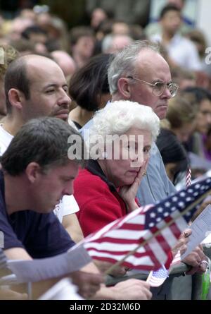 Vor der St. Paul's Cathedral in der City of London versammelt sich eine Menschenmenge. Weiße Rosenblätter, die diejenigen darstellen, die bei Terroranschlägen auf New York, Washington und Pennsylvania ums Leben kamen, wurden aus der Whispering Gallery der St. Paul's Cathedral entlassen. * während des Dienstes des Gedenkens und Gedenkens. Danach trafen Prinz von Wales und Prinz Harry Verwandte der 67 britischen Opfer. Stockfoto